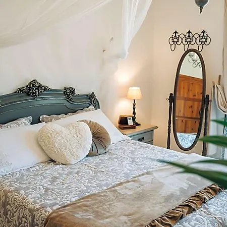 B&B Juniper Bay 포르토스쿠소